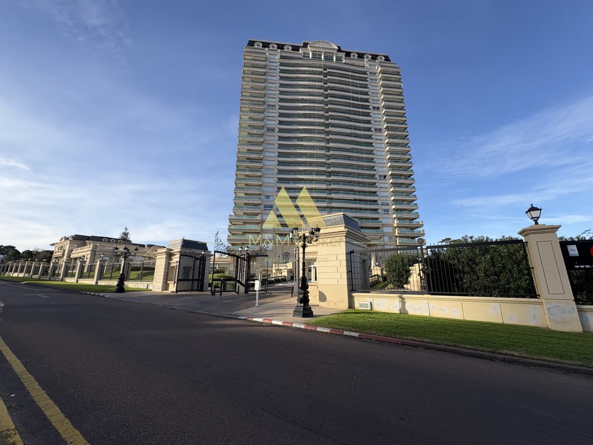 Apartamento ID.768 - Exclusivo departamento frente al mar, 4 suites, Playa Mansa