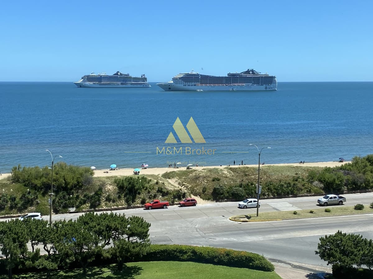 Amplio departamento 3 dormitorios en Playa Mansa  -