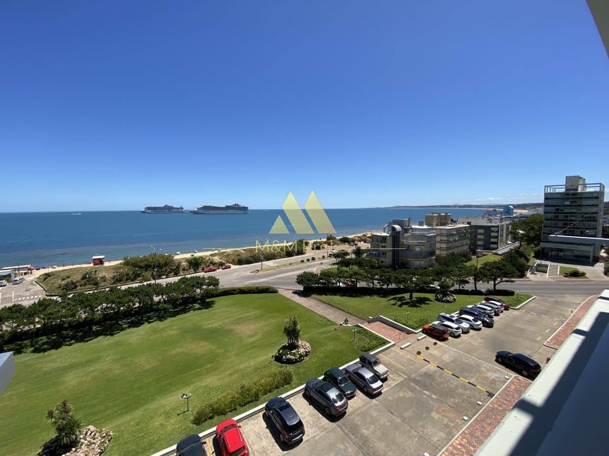 Amplio departamento 3 dormitorios en Playa Mansa  -