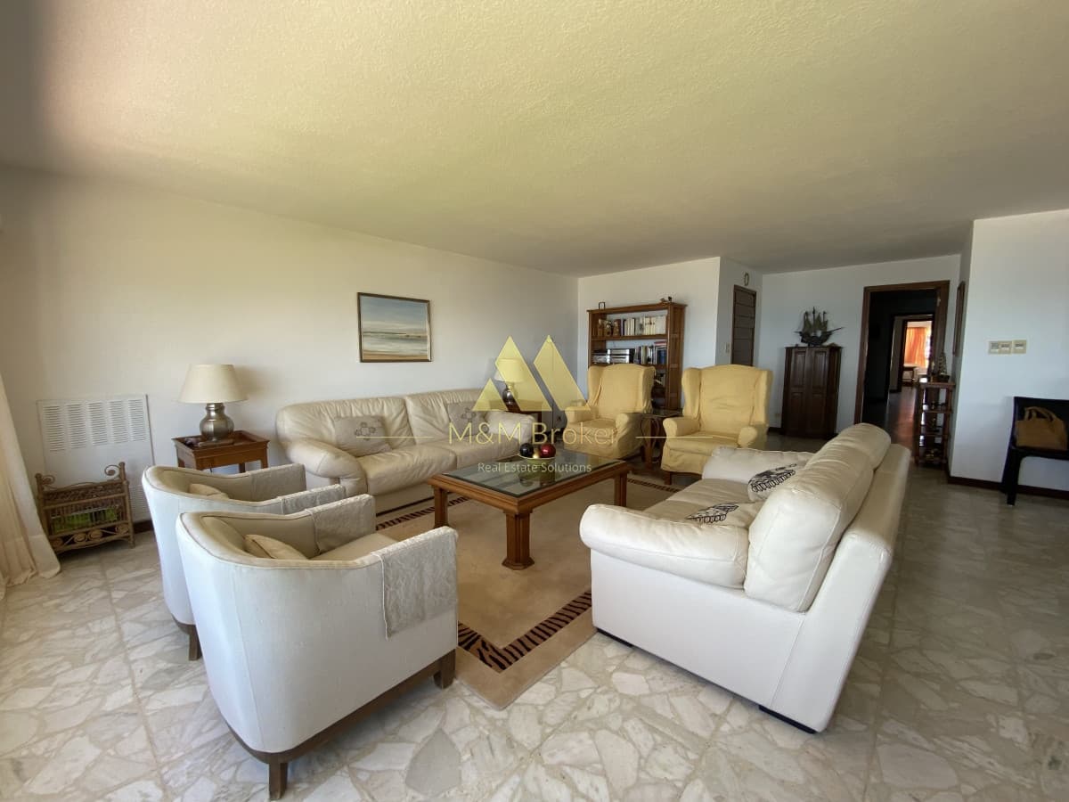 Amplio departamento 3 dormitorios en Playa Mansa  -
