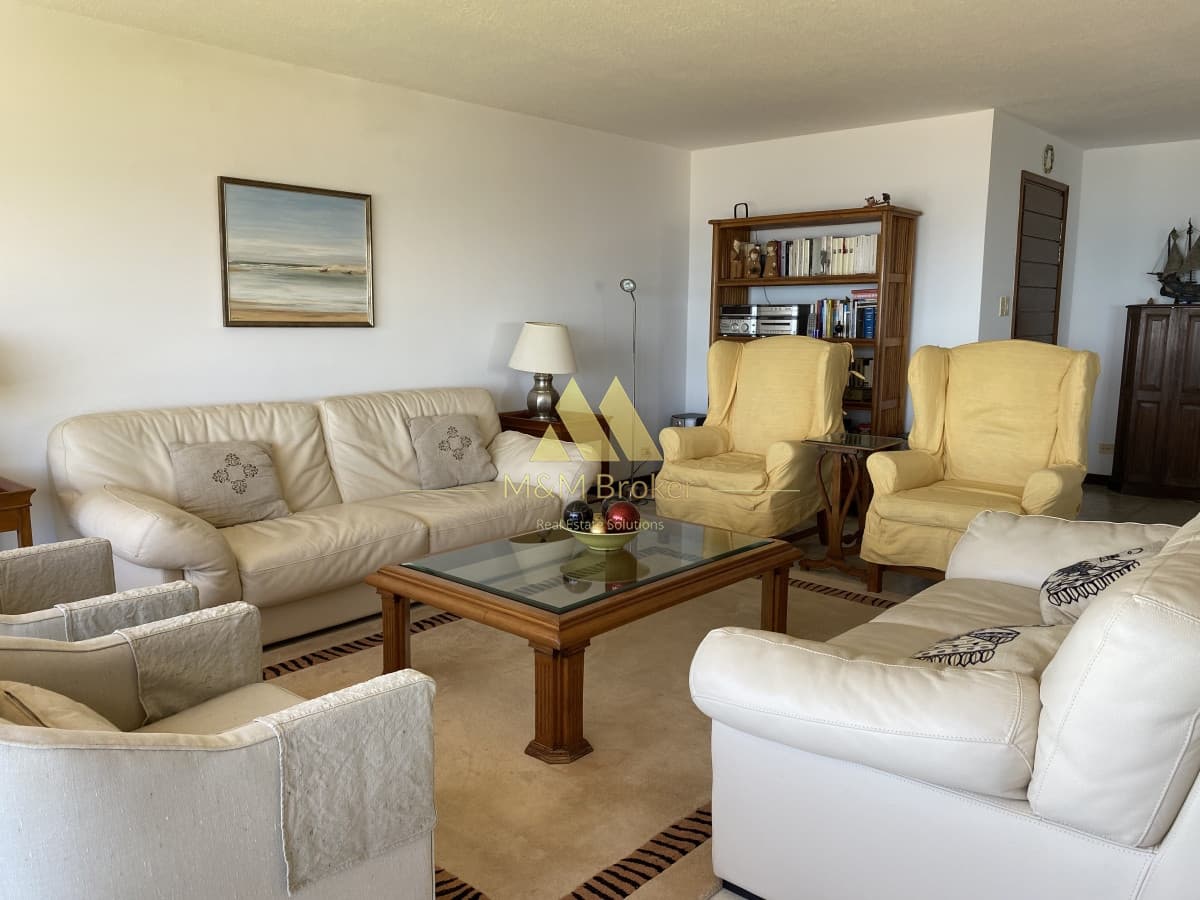 Amplio departamento 3 dormitorios en Playa Mansa  -