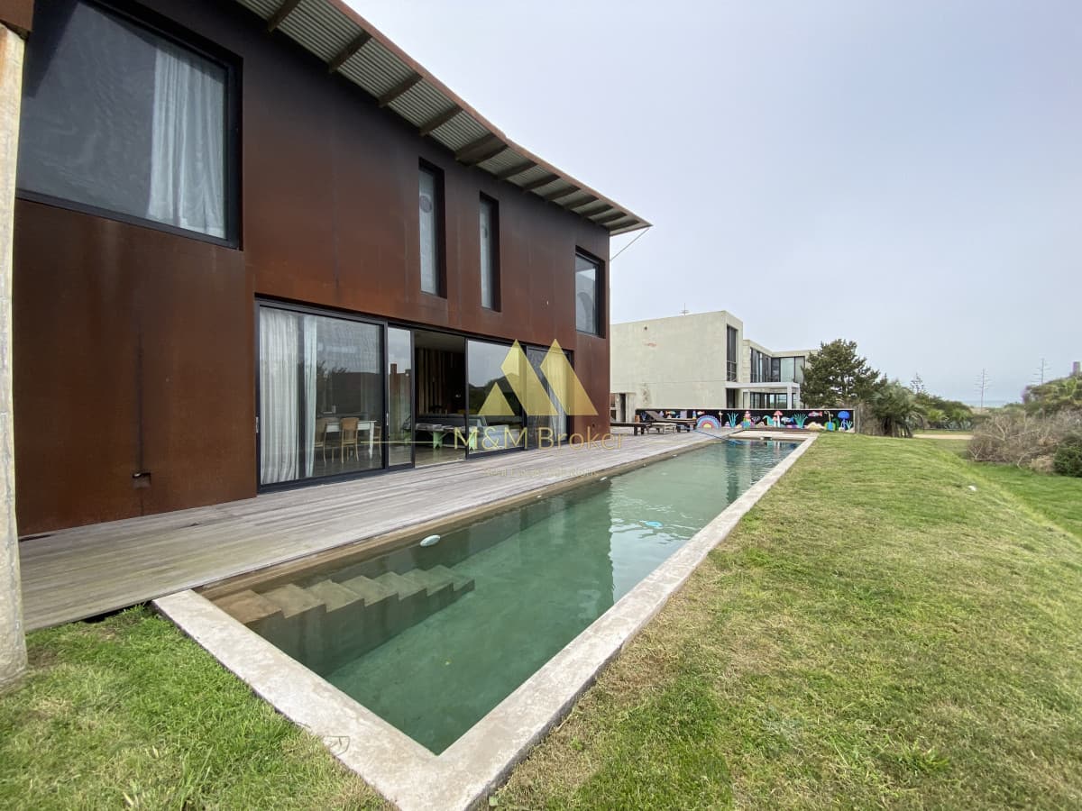 Casa ID.639 - Moderna casa en Punta Piedras con 5 suites a metros del mar!