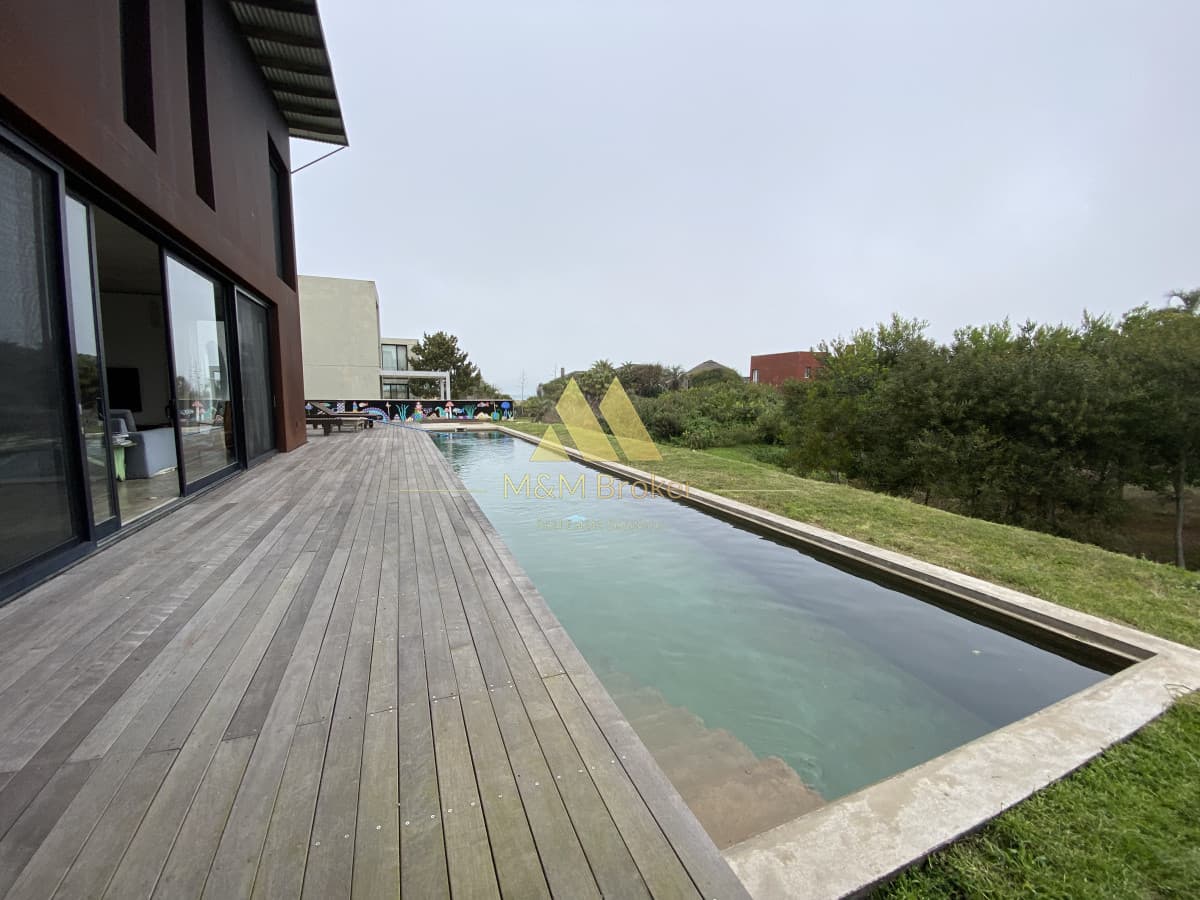 Casa ID.639 - Moderna casa en Punta Piedras con 5 suites a metros del mar!