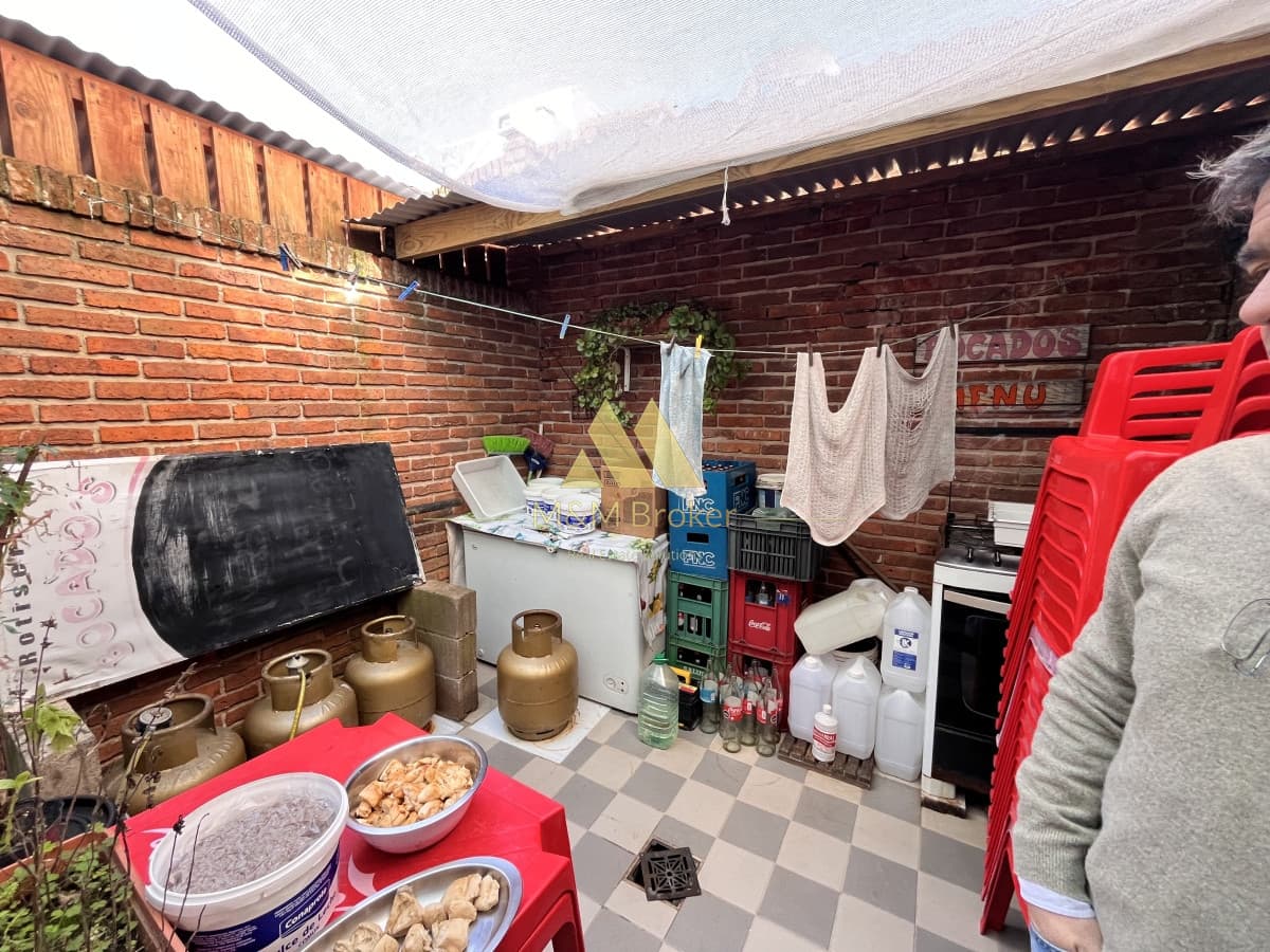 Venta local punta del este con renta  -