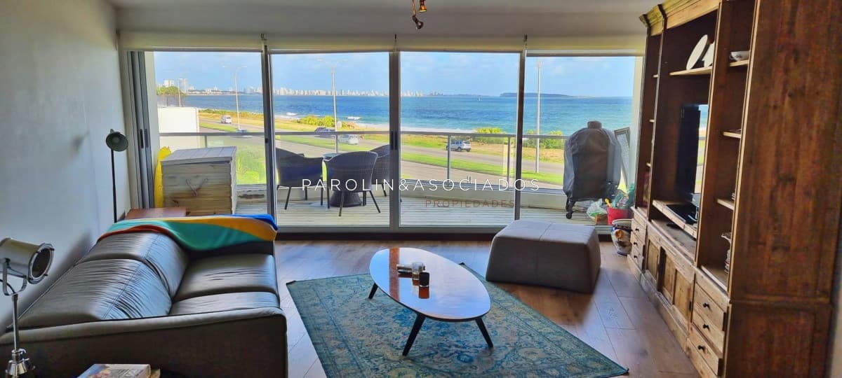 Apartamento en venta frente al mar en Punta del Este.