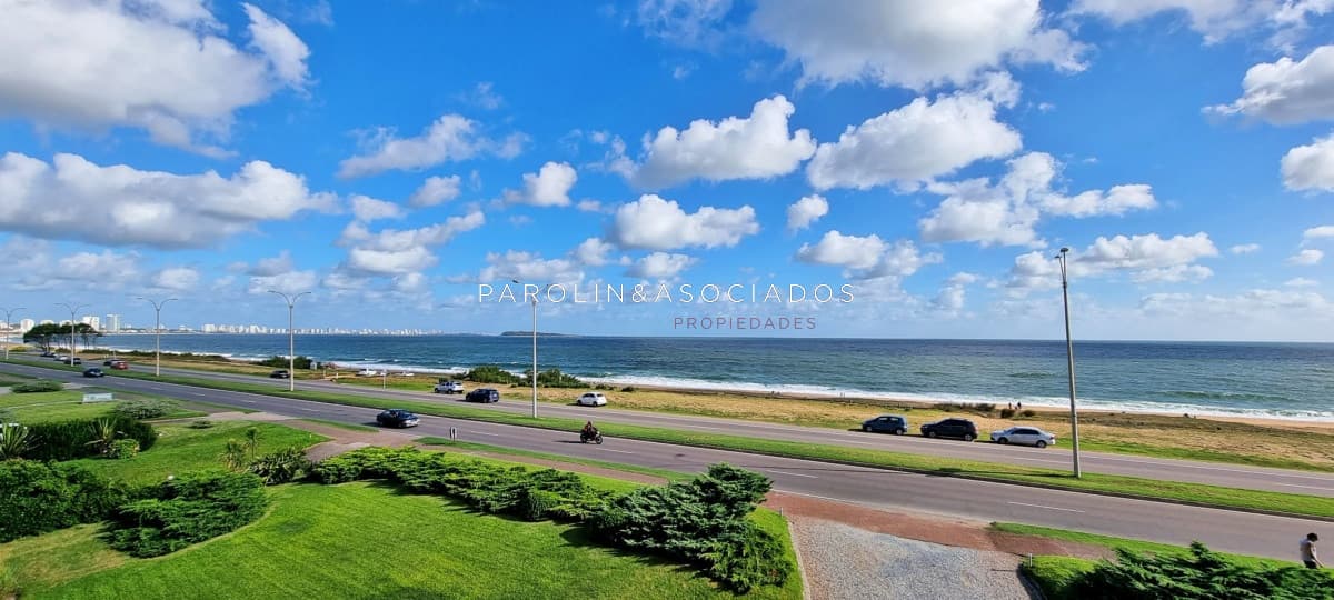 Apartamento en venta frente al mar en Punta del Este.