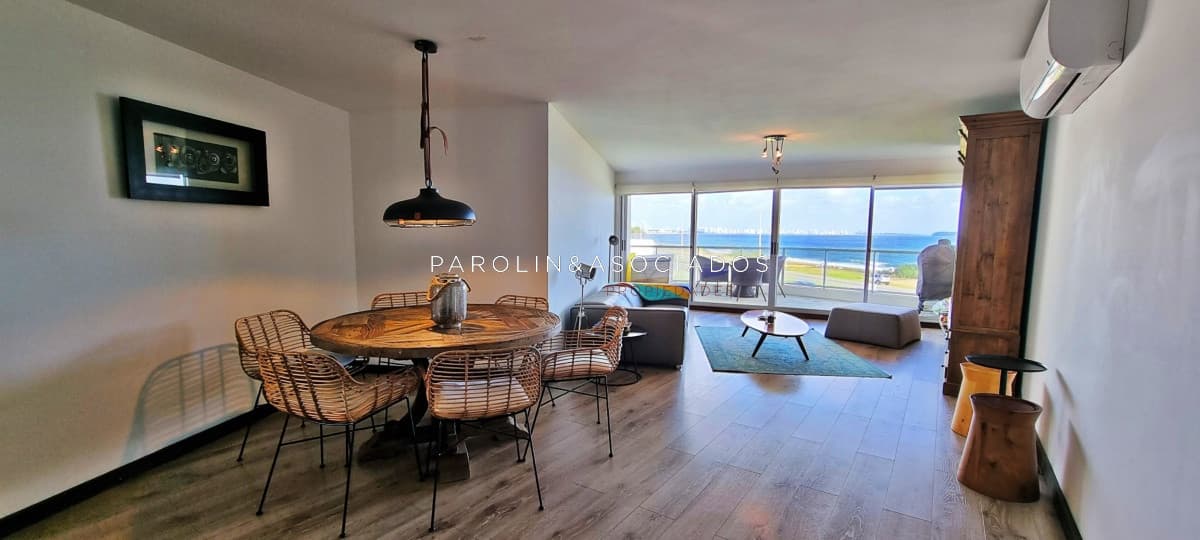 Apartamento en venta frente al mar en Punta del Este.