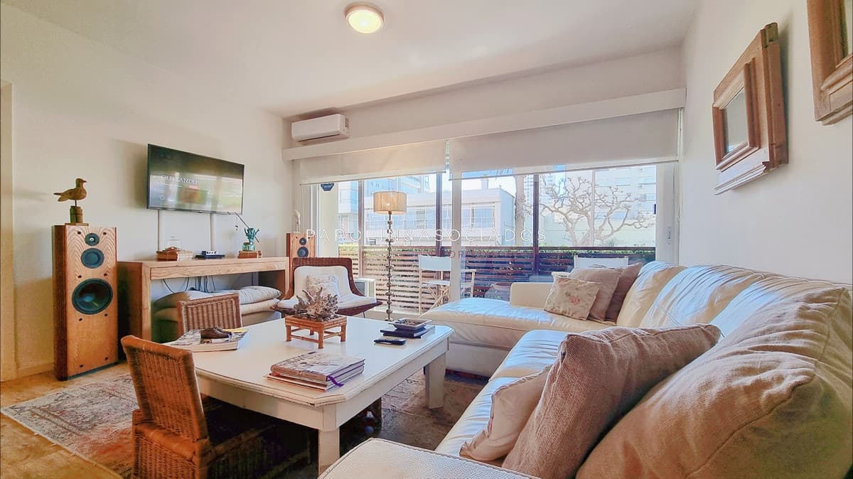Apartamento moderno en Peninsula, 3 dormitorios, parrillero, garage doble. Planta Baja.