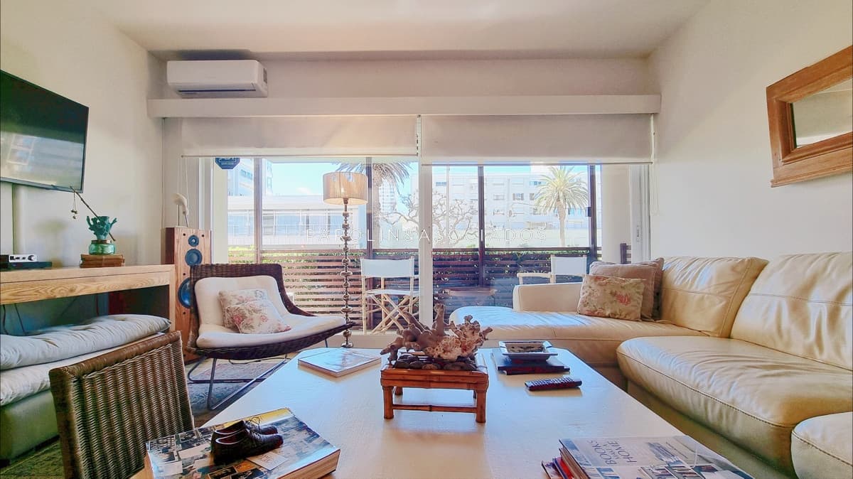 Apartamento moderno en Peninsula, 3 dormitorios, parrillero, garage doble. Planta Baja.