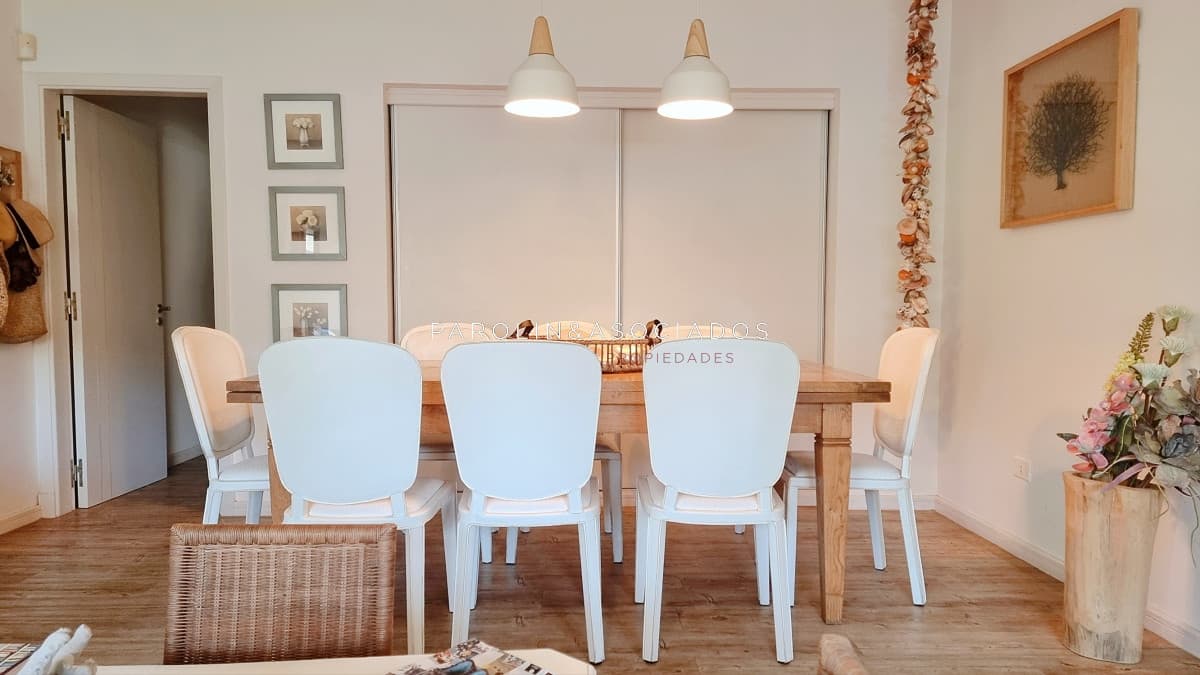 Apartamento moderno en Peninsula, 3 dormitorios, parrillero, garage doble. Planta Baja.