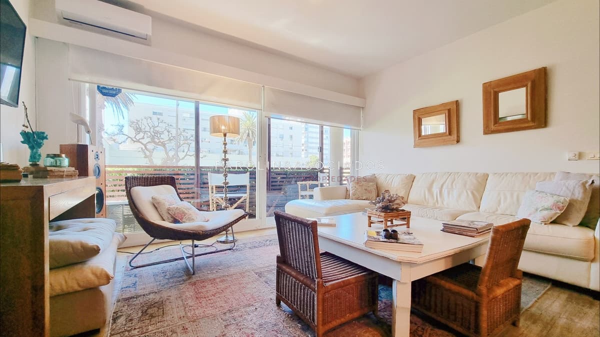 Apartamento moderno en Peninsula, 3 dormitorios, parrillero, garage doble. Planta Baja.