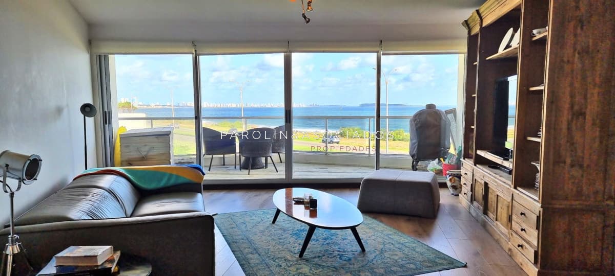 Apartamento en venta frente al mar en Punta del Este.