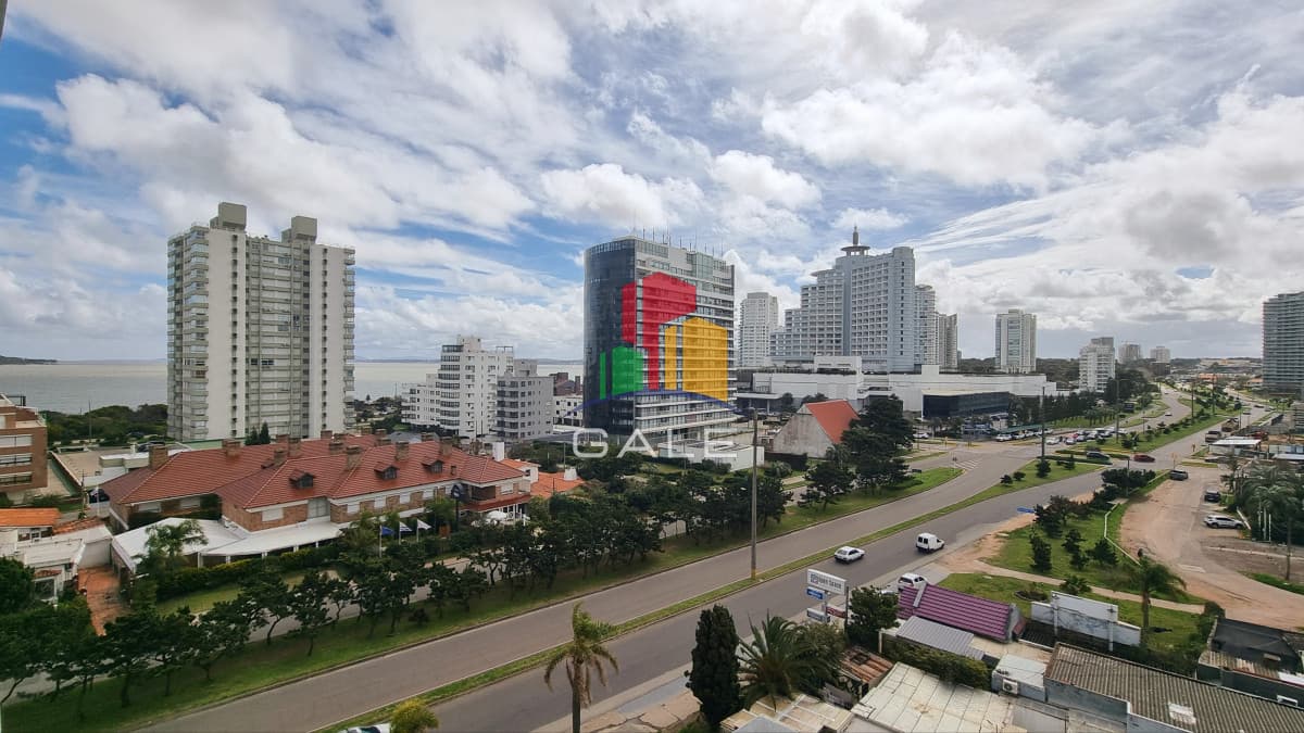 Gale Propiedades & Escribanía Apartamento ID.4135 - Apartamento 3 dormitorios + dep, terraza con parrillero. Cerca de la playa.