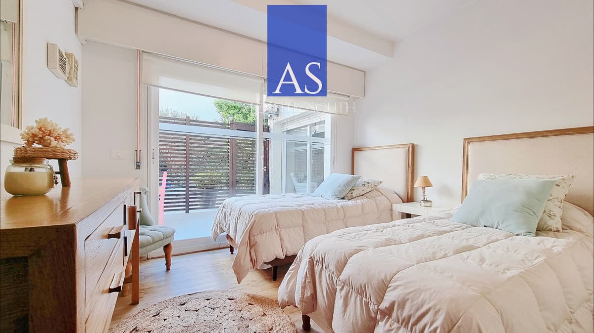 Apartamento moderno en Peninsula, 3 dormitorios, parrillero, garage doble. Planta Baja.