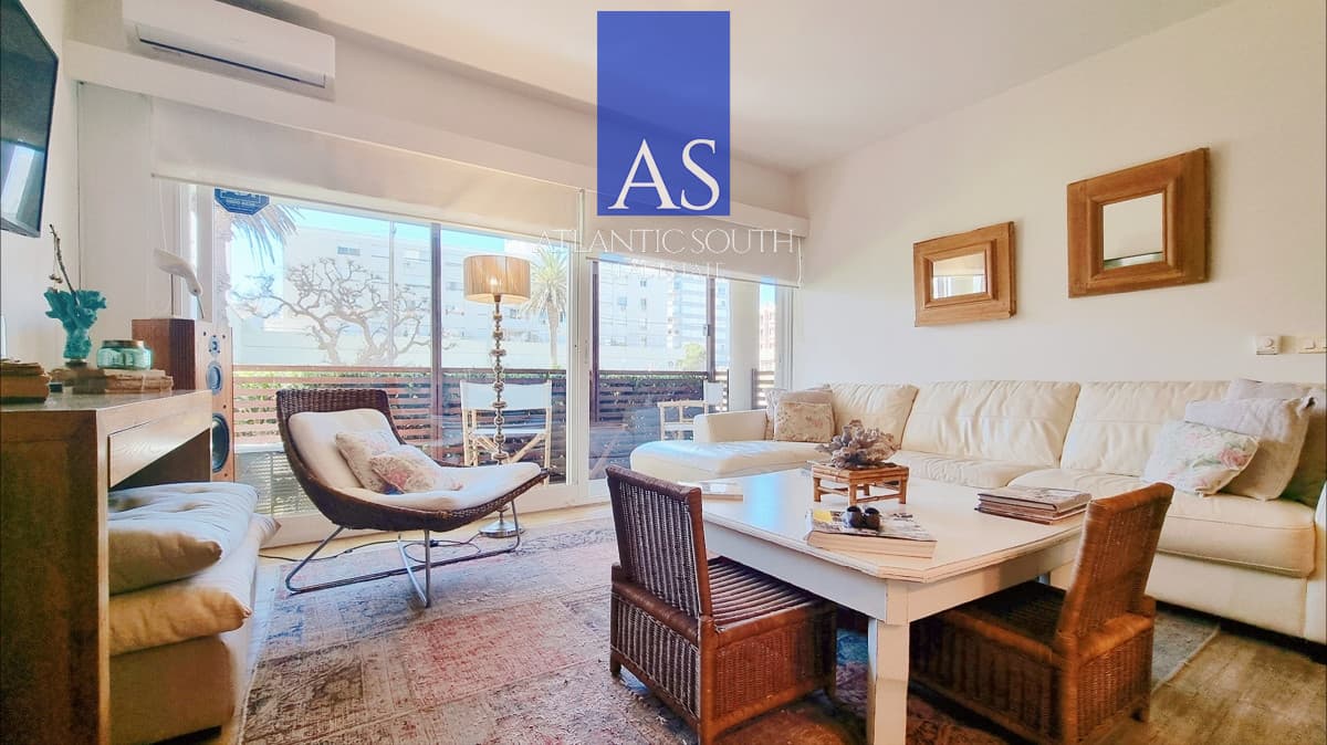 Apartamento moderno en Peninsula, 3 dormitorios, parrillero, garage doble. Planta Baja.