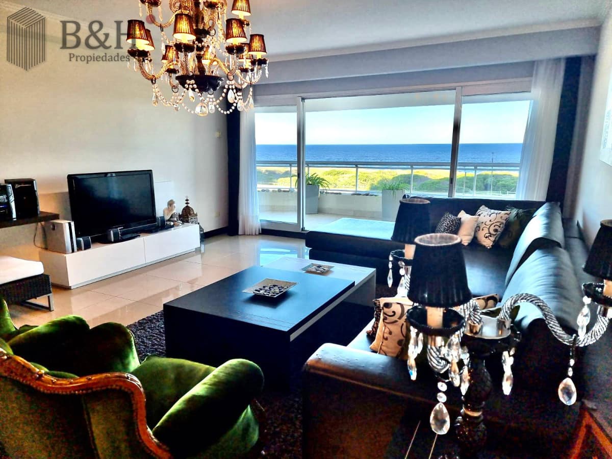 Apartamento en Torre Lobos frente a Playa Brava, 3 suites y servicio
