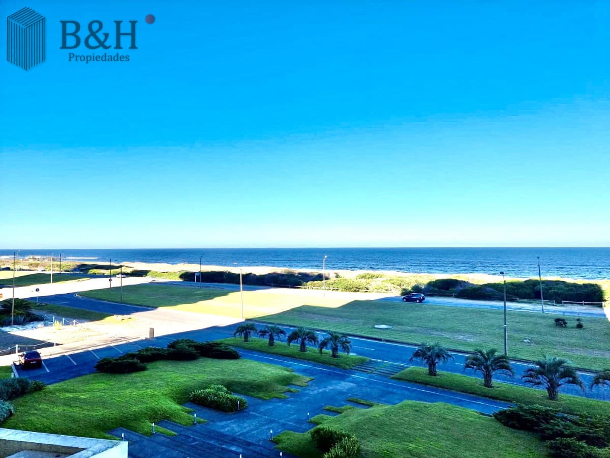 Apartamento en Torre Lobos frente a Playa Brava, 3 suites y servicio