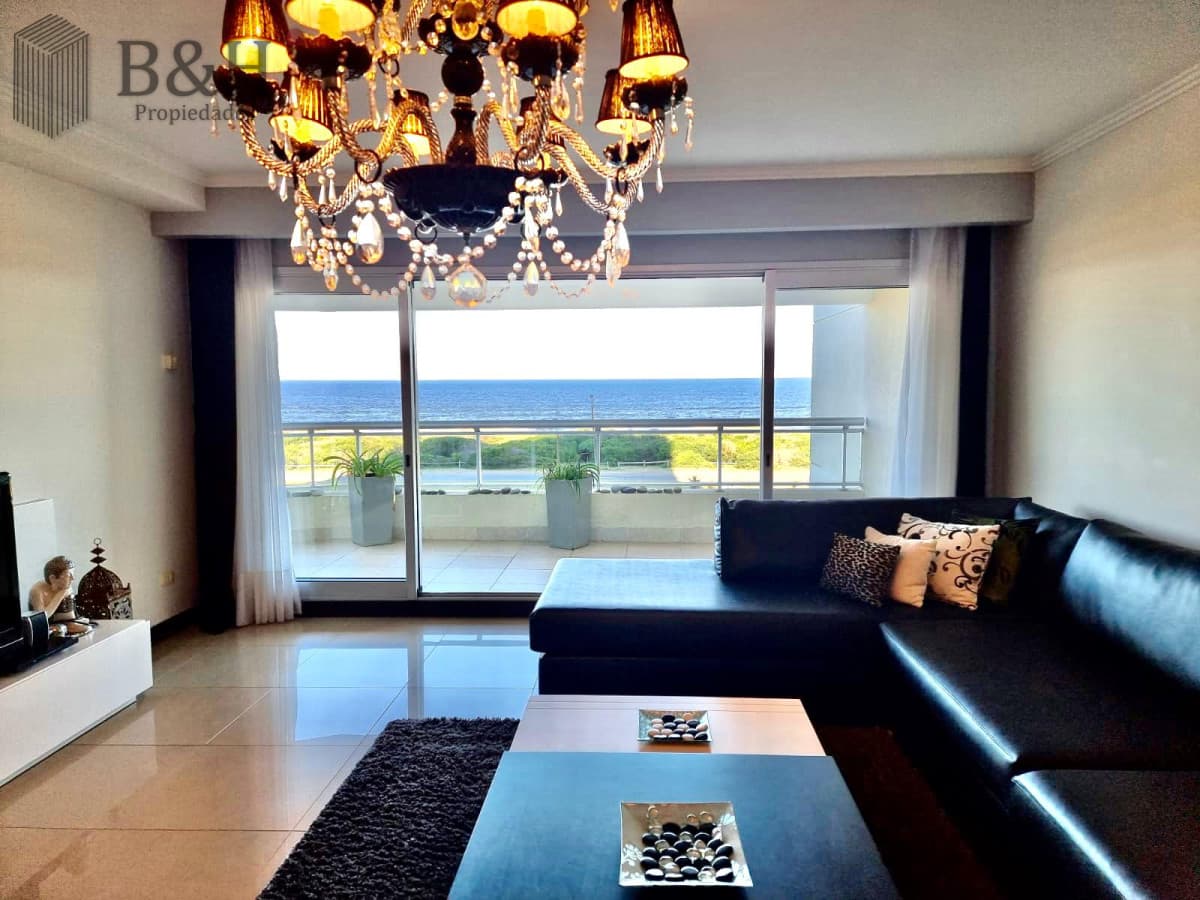 Apartamento en Torre Lobos frente a Playa Brava, 3 suites y servicio
