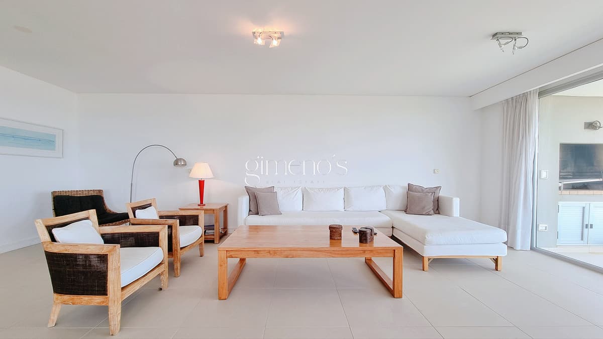 Apartamento esquinero en primera linea de la Playa Brava, 4 Suites, calefaccion, garages. Punta del Este