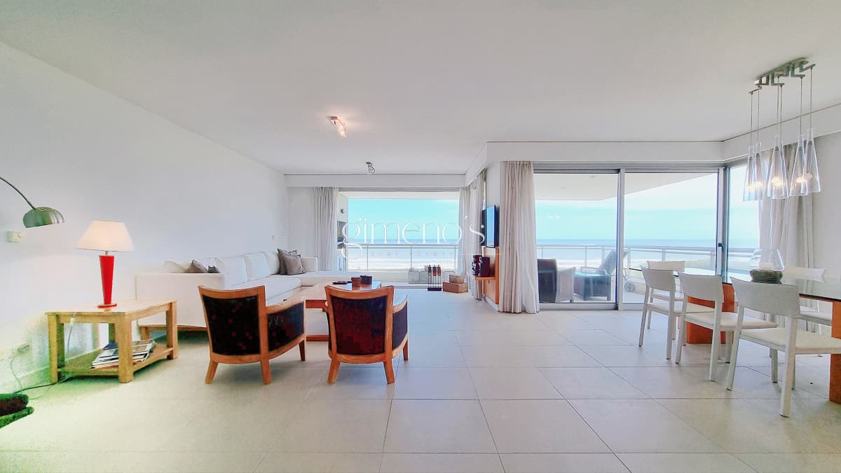 Apartamento esquinero en primera linea de la Playa Brava, 4 Suites, calefaccion, garages. Punta del Este
