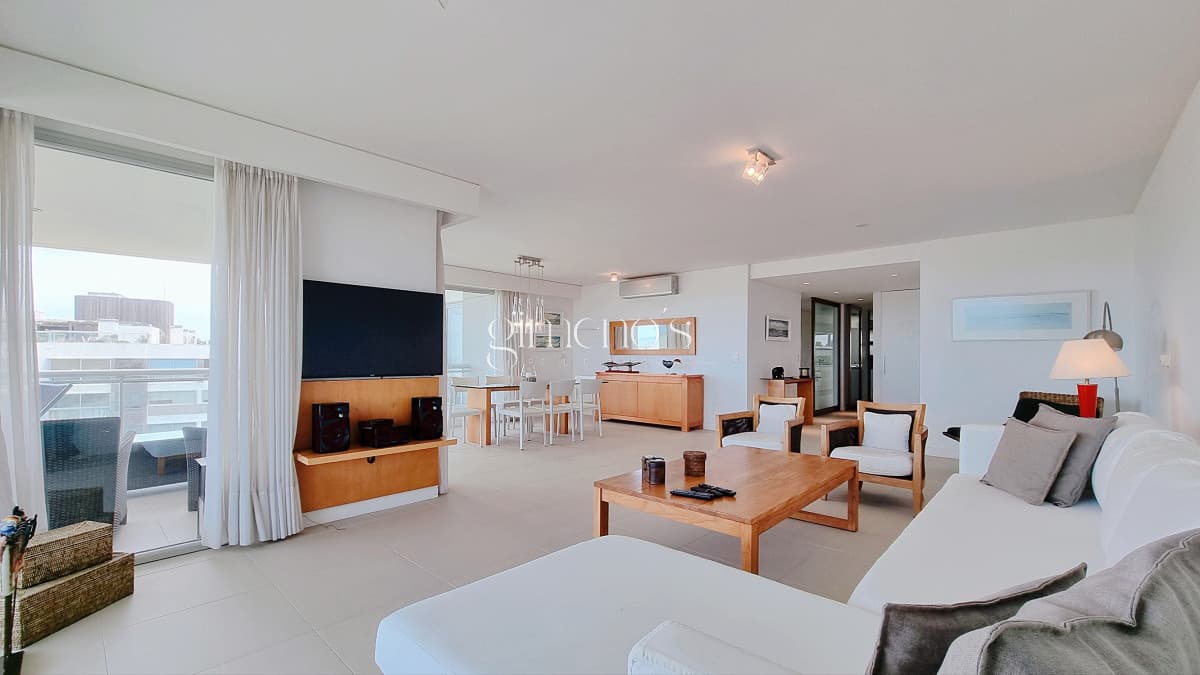 Apartamento esquinero en primera linea de la Playa Brava, 4 Suites, calefaccion, garages. Punta del Este