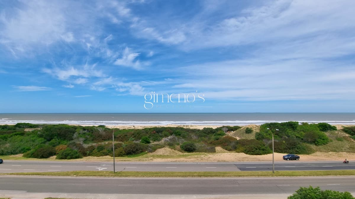 Apartamento esquinero en primera linea de la Playa Brava, 4 Suites, calefaccion, garages. Punta del Este