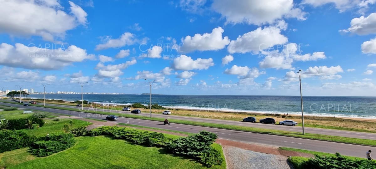 Frente al Mar, 3 dormitorios 3 baños, hermosa vista hacia Punta del Este