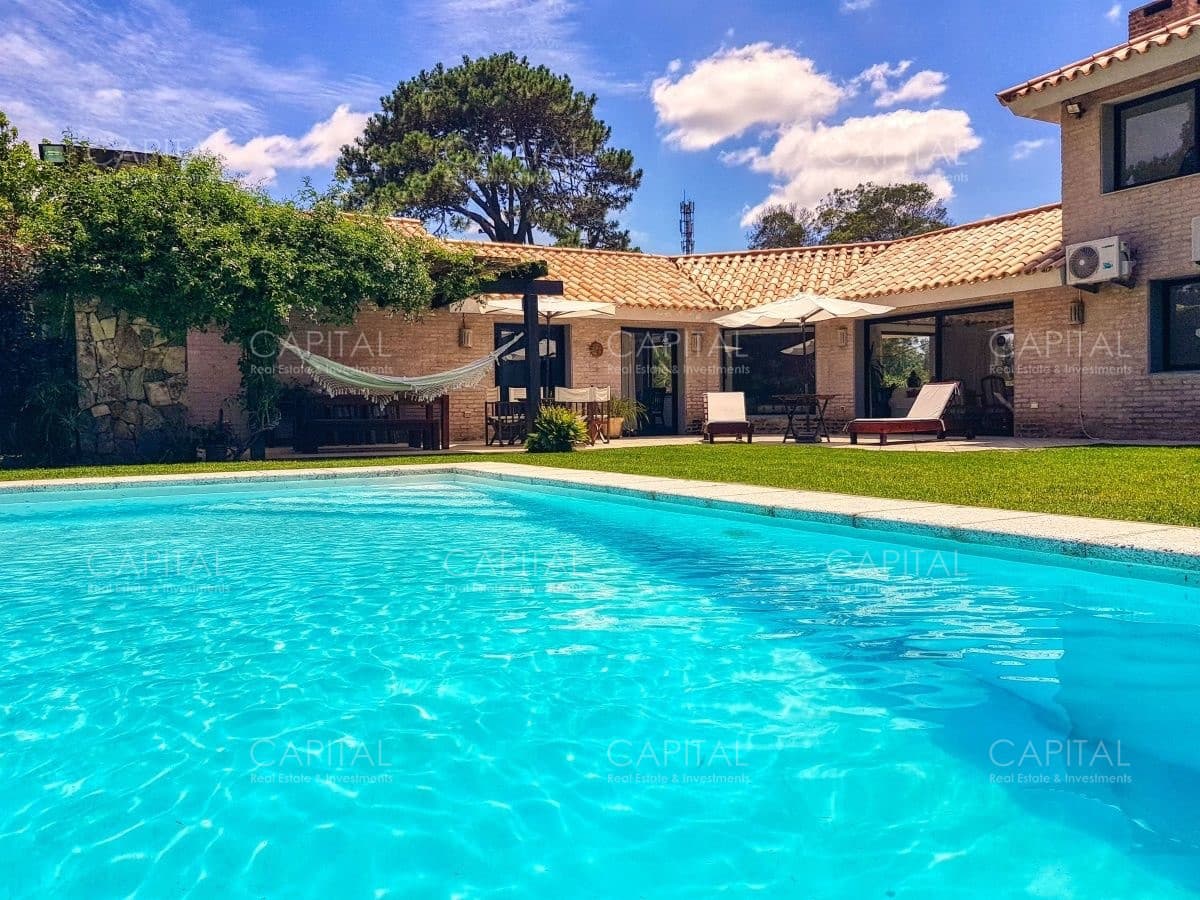 Se vende Espectacular casa de 5 dormitorios en suite en Rincón del indio a 600 metros del mar
