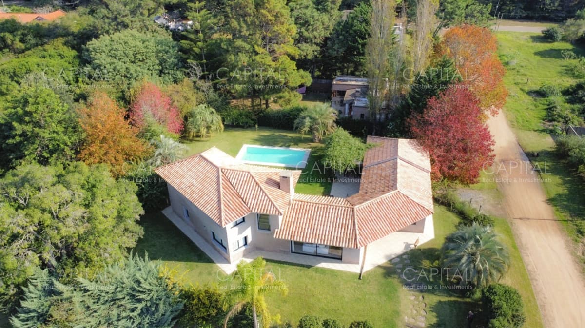 Se vende Espectacular casa de 5 dormitorios en suite en Rincón del indio a 600 metros del mar