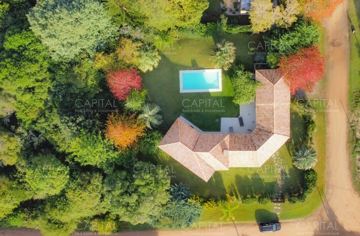 Se vende Espectacular casa de 5 dormitorios en suite en Rincón del indio a 600 metros del mar
