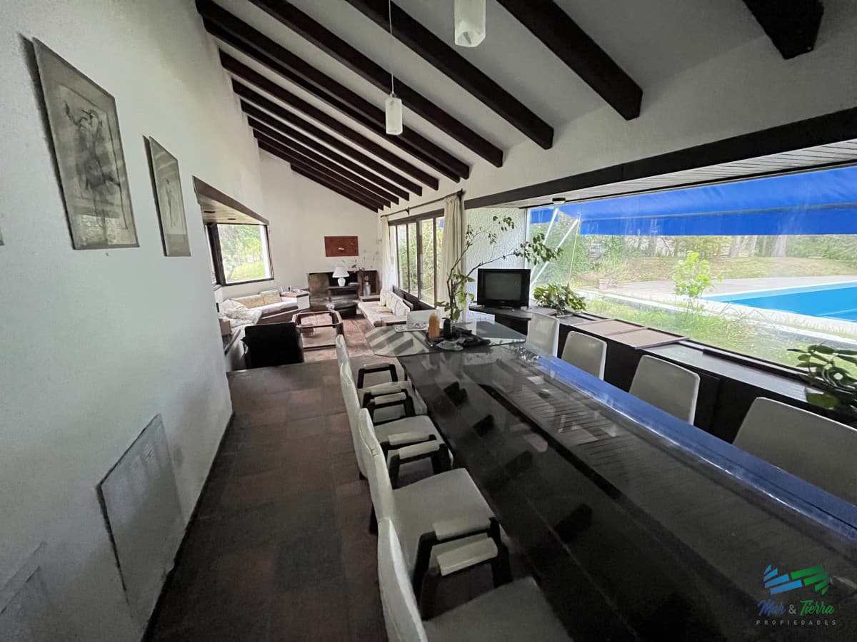 En venta casa 5 dormitorios y piscina, Cantegril, Punta del Este.