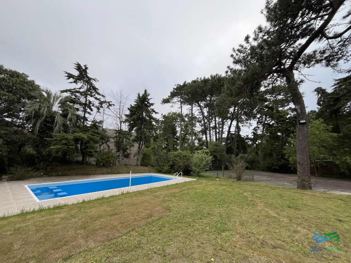 En venta casa 5 dormitorios y piscina, Cantegril, Punta del Este.