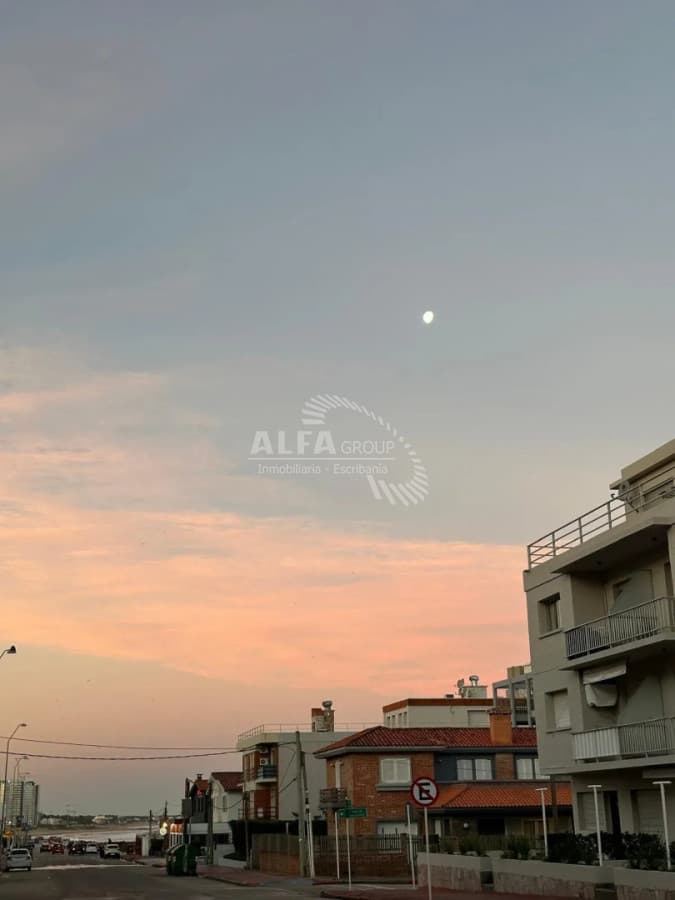 Punta del Este, APTO ubicado en la península en venta de 1 dormitorio y medio !! A metros del mar !!