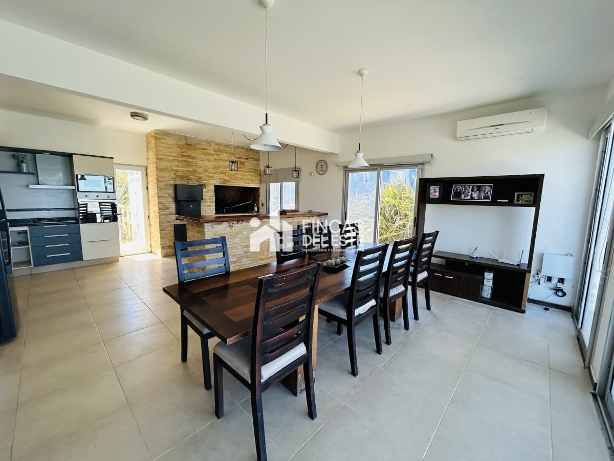 Casa en Venta y Alquiler sobre Ruta 104 El Chorro