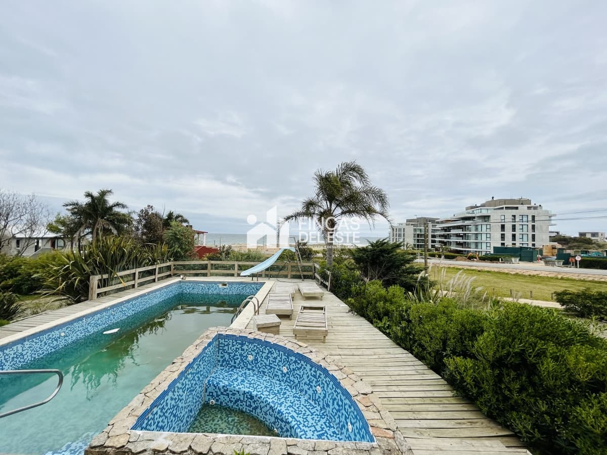 Casa en Venta y Alquiler sobre Ruta 104 El Chorro