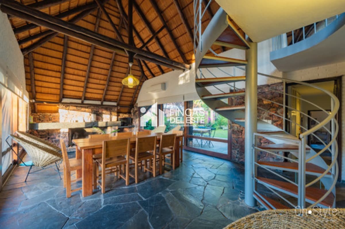 ALQUILO CASA PARA TEMPORADA, 3 DORMITORIOS, 2 BAÑOS, PARRILLERO, PUNTA DEL ESTE.  -