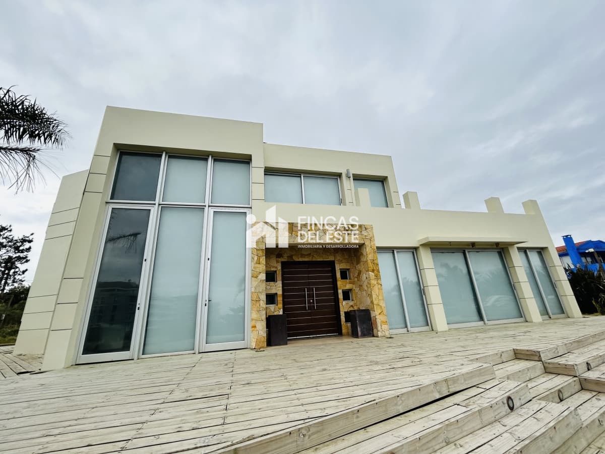 Casa en Venta y Alquiler sobre Ruta 104 El Chorro