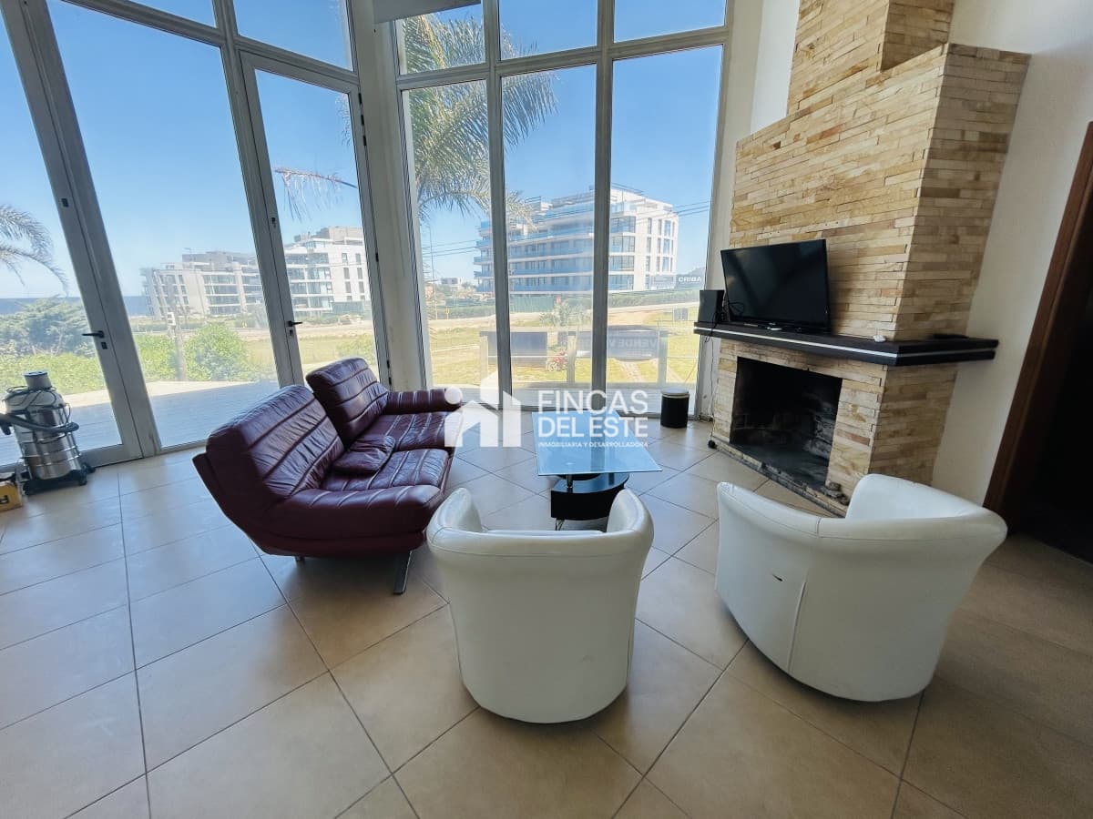 Casa en Venta y Alquiler sobre Ruta 104 El Chorro