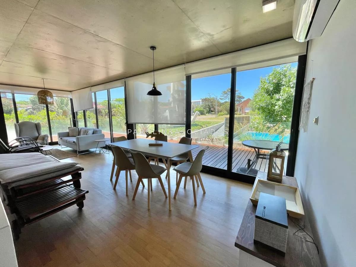Apartamento en venta de 2 dormitorios en playa Mansa, Punta del Este.