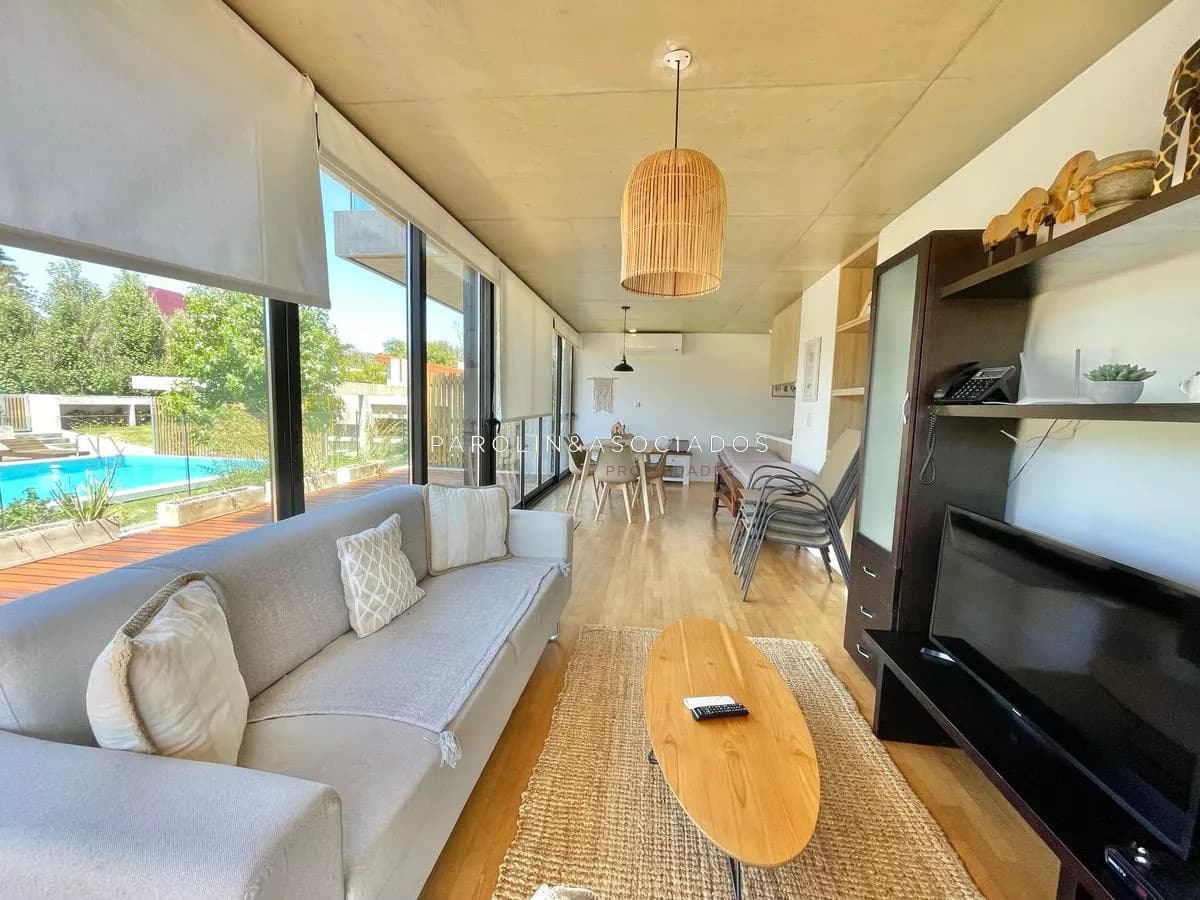 Apartamento en venta de 2 dormitorios en playa Mansa, Punta del Este.