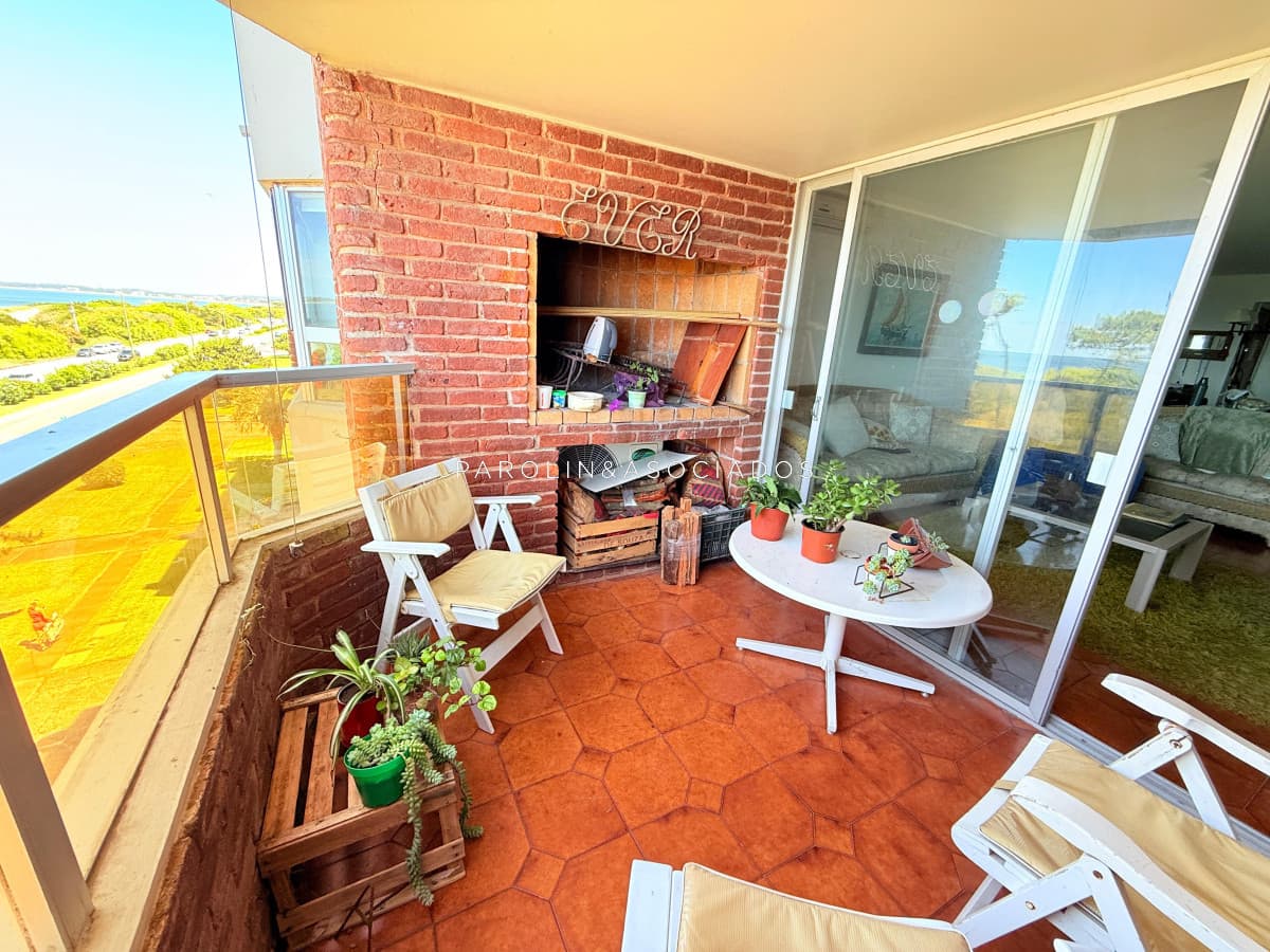 Apartamento con parrillero de 4 dormitorios frente al mar en Playa Mansa.
