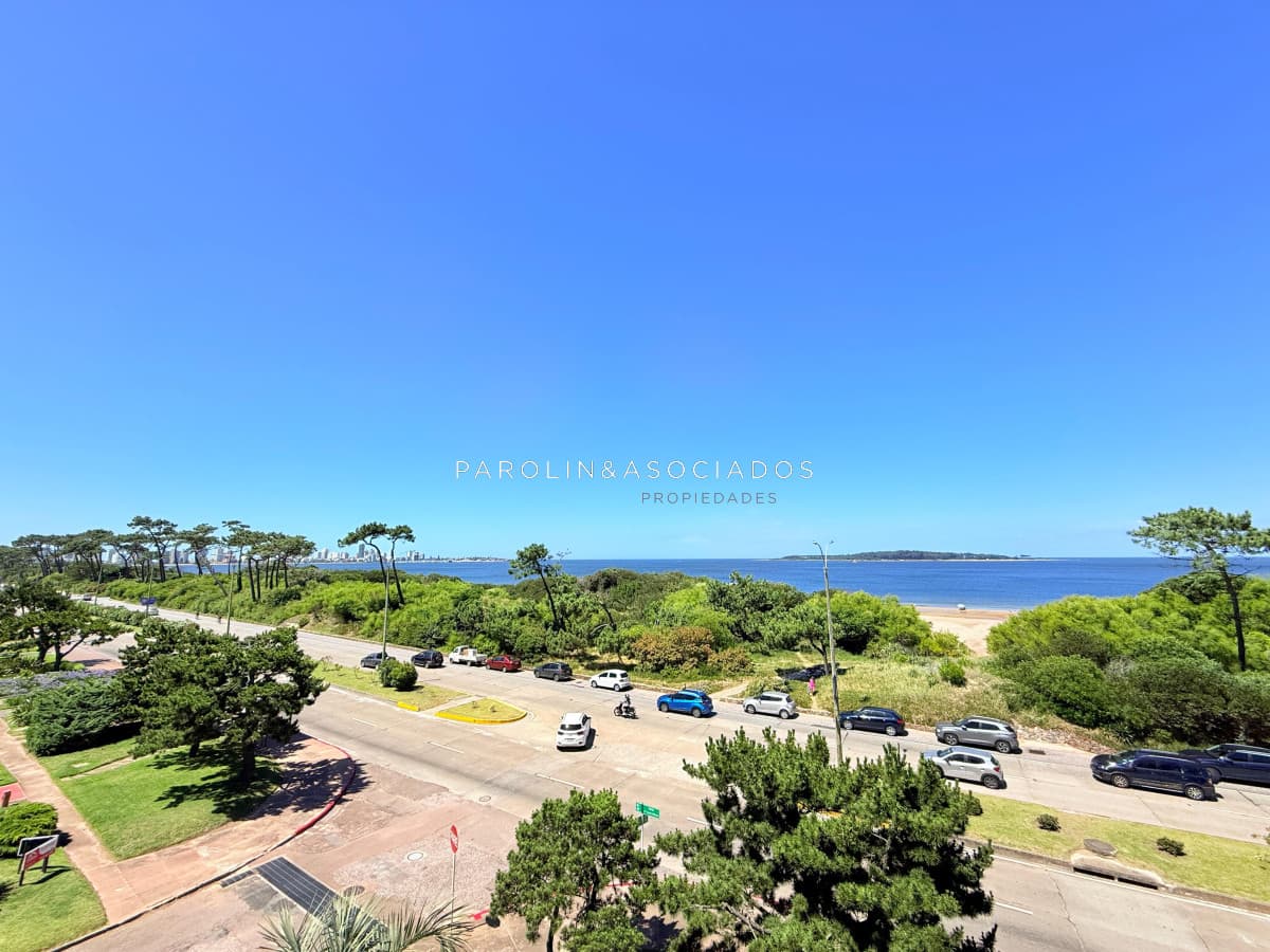 Apartamento con parrillero de 4 dormitorios frente al mar en Playa Mansa.