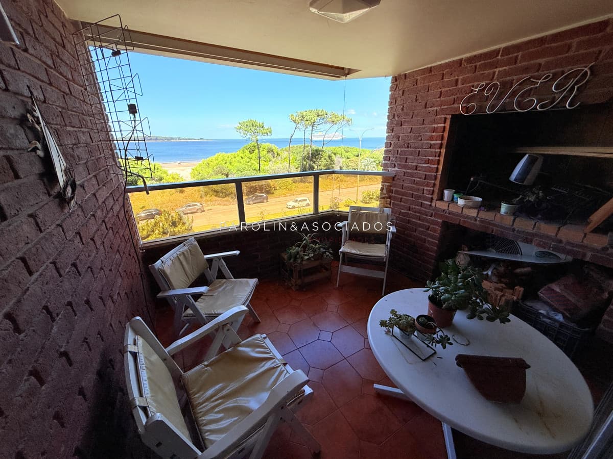 Apartamento con parrillero de 4 dormitorios frente al mar en Playa Mansa.