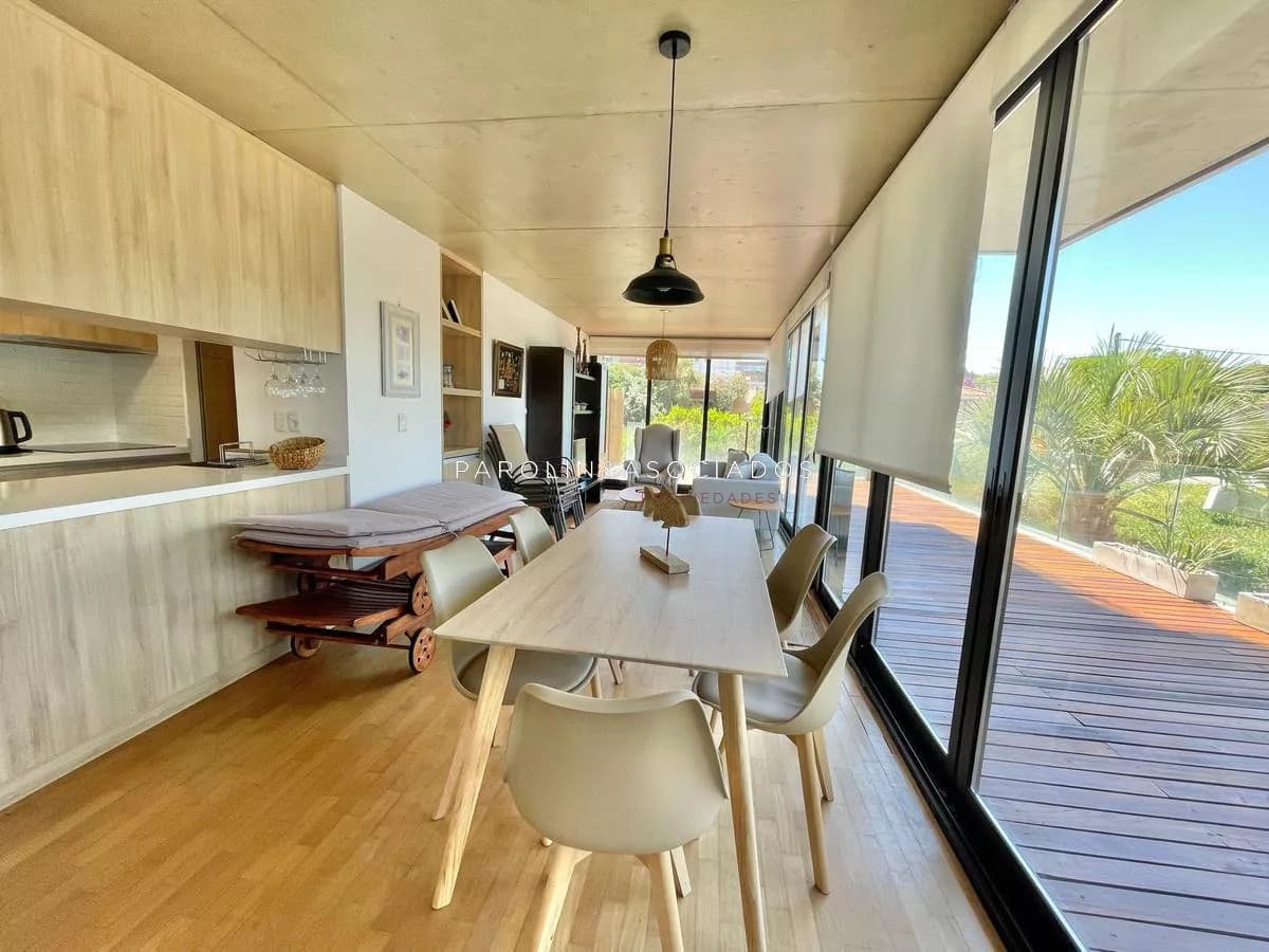 Apartamento en venta de 2 dormitorios en playa Mansa, Punta del Este.