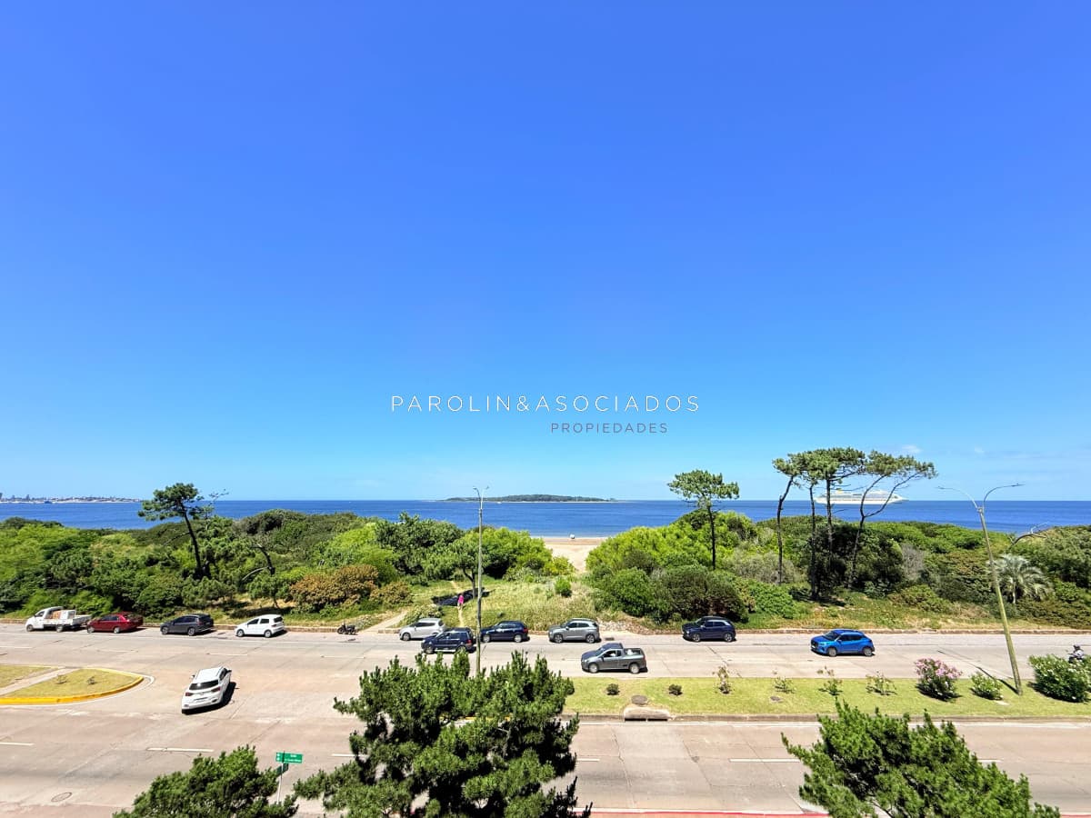 Apartamento con parrillero de 4 dormitorios frente al mar en Playa Mansa.