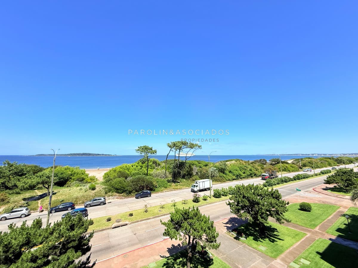 Apartamento con parrillero de 4 dormitorios frente al mar en Playa Mansa.