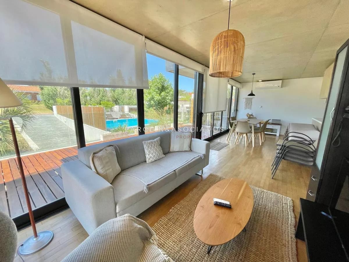 Apartamento en venta de 2 dormitorios en playa Mansa, Punta del Este.