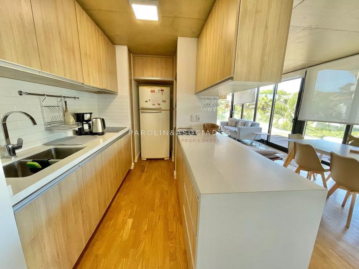 Apartamento en venta de 2 dormitorios en playa Mansa, Punta del Este.
