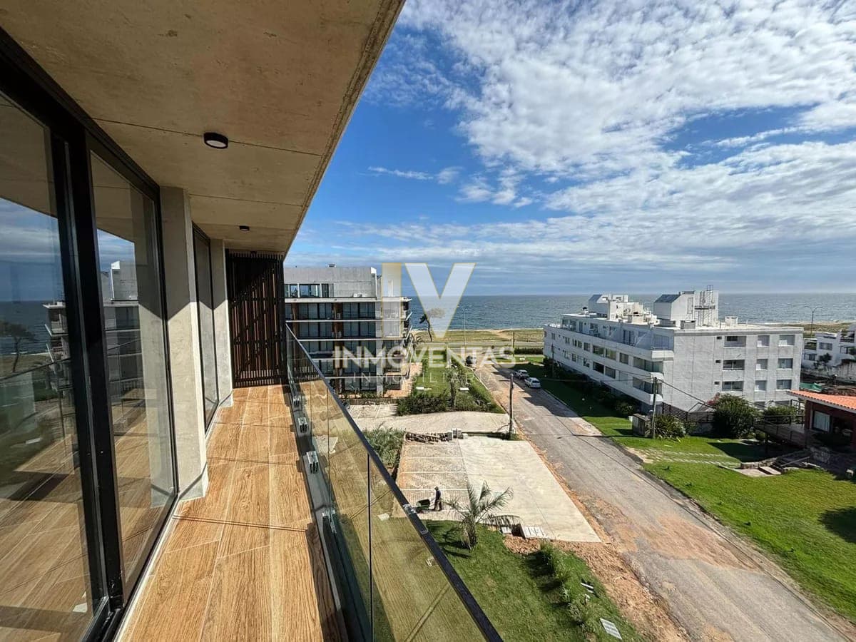 Apartamento En Alquiler Anual 2 dormitorios Frente Al Mar, Punta Del Este.