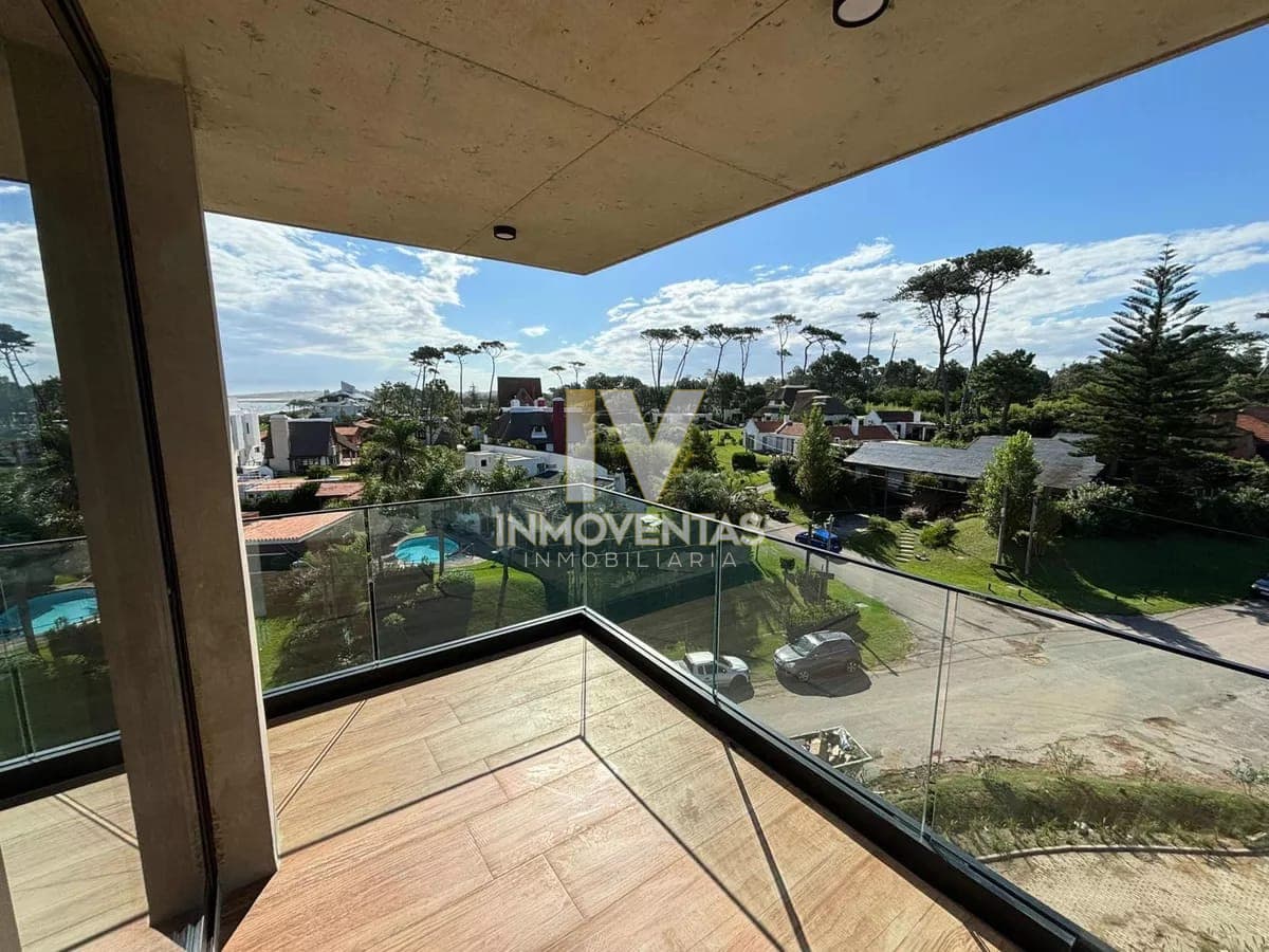 Apartamento En Alquiler Anual 2 dormitorios Frente Al Mar, Punta Del Este.